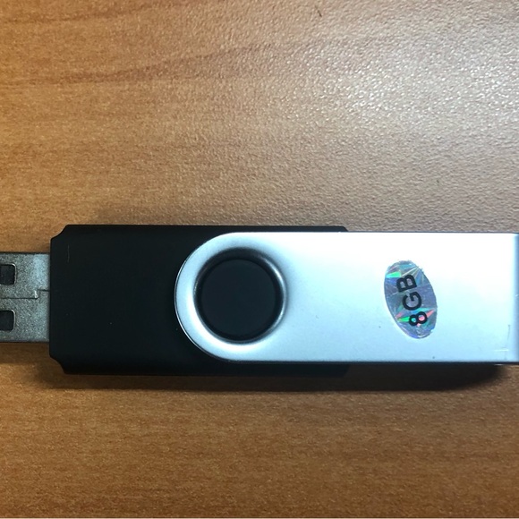 New Windows 10 Pro Key Card and 8GB USB Installer - Picture 5 of 5